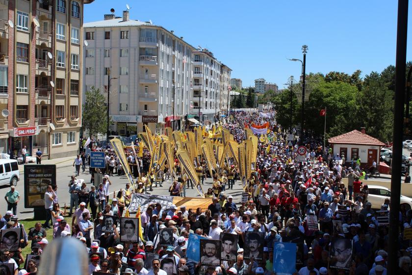 Sivas Katliamı'nda ölenler karanfillerle anıldı